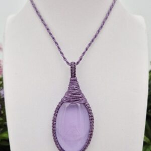 ABC-Anhänger groß, lila gewebt. Einzigartiges handgefertigtes Exemplar.